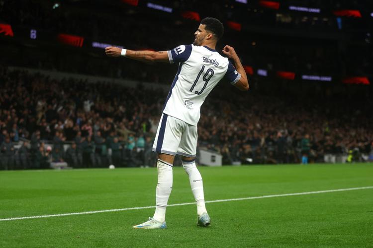 基米希被法比安鲁伊斯爆头，裁判未做表示，VAR未介入（法比安鲁伊斯击中基米希头部，裁判未示意，VAR未介入）