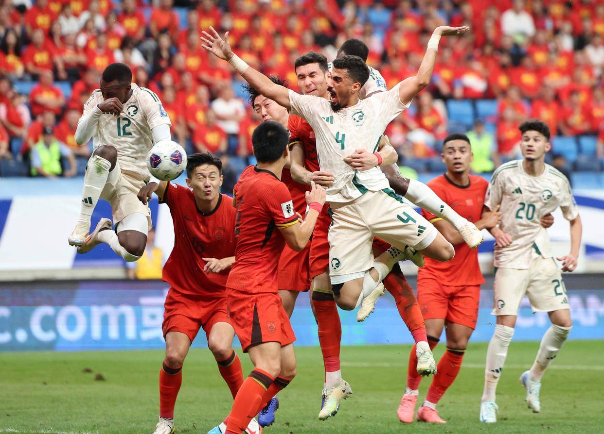 英超官方宣布裁判新规，新科技判罚引争议（英超出台裁判新规，高科技介入判罚引发热议）