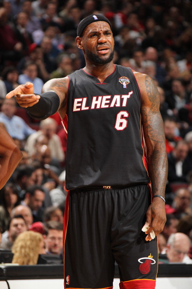 圣诞大战打湖人出战成疑？芬尼-史密斯昨天参加了完整的赛前训练（芬尼-史密斯昨日完成赛前合练，圣诞大战对湖人出场仍存疑）