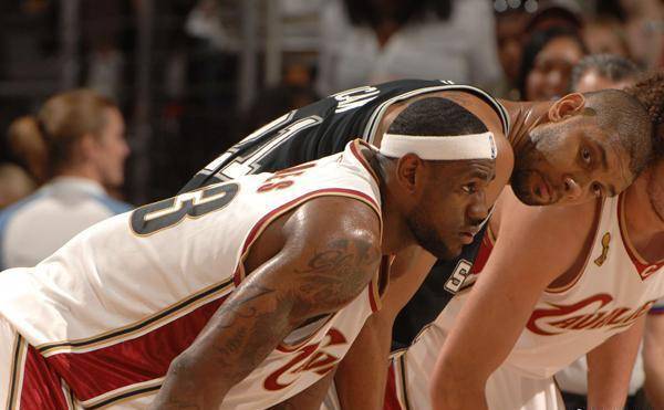 电讯报：穆阿尼佩戴定制面具参加训练，出战阿森纳成疑（电讯报：穆阿尼戴特制面罩参加训练，能否出战阿森纳成疑）