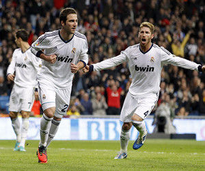 德甲半场：费尔南德斯连送精彩扑救，奥格斯堡0-0汉堡（德甲半场：费尔南德斯连连神扑，奥格斯堡与汉堡互交白卷）