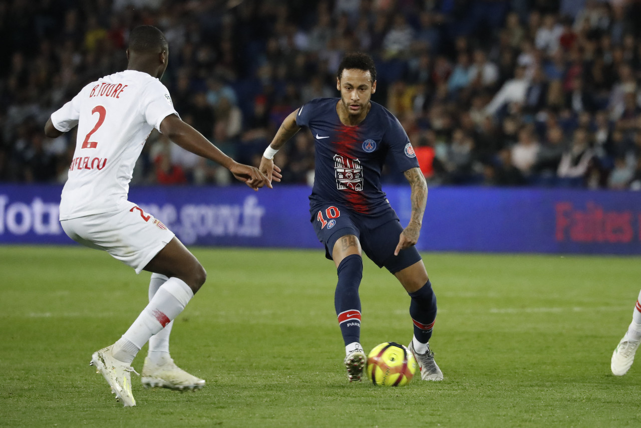 彻底打嗨了！杰曼迎着防守再中三分打停辽宁 疯狂抖肩庆祝（状态爆棚！杰曼顶着防守再飙三分打停辽宁，狂摇肩庆祝）