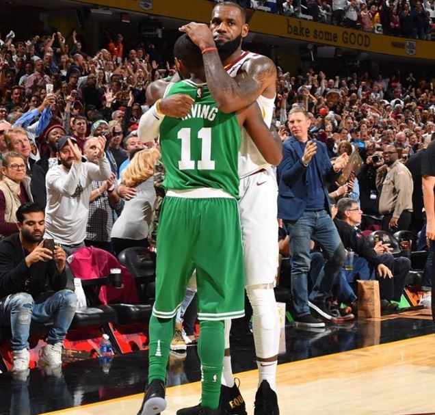 扛起老鹰进攻！亚历山大-沃克半场高效20分带队追分（亚历山大-沃克半场轰下高效20分，率老鹰发起追击）