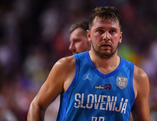 巴尔韦德谈抗议吃牌：天气那么冷，抗议抗议暖暖身子（巴尔韦德笑谈抗议领黄：天这么冷，就当暖个身）