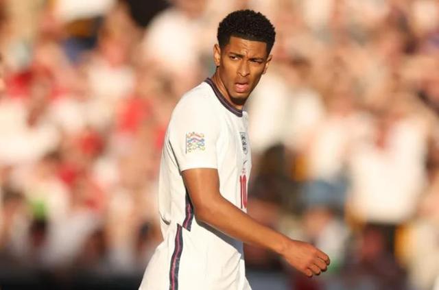 默特萨克、于大宝观战梅州U15vs浙江U15，并与小球员互动（默特萨克与于大宝现场观看梅州U15对浙江U15，并与小球员亲切互动）