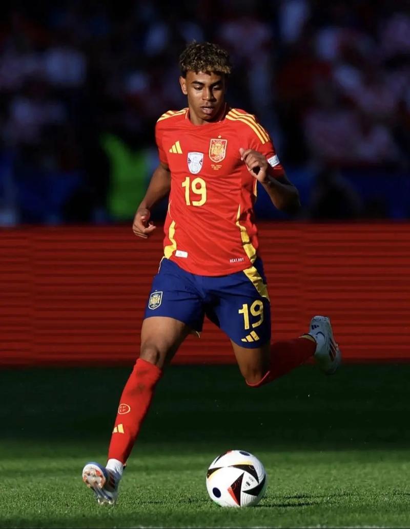 与4结缘，多特5轮欧冠联赛有4轮打入4球，剩下1轮被曼城进4球（多特与数字4难解难分：欧冠5轮中4场各进4球，另1场被曼城灌4球）