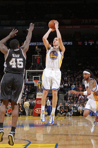 诺伊尔：没考虑重返德国队，希望活在当下和拜仁一起奋斗（诺伊尔：暂不考虑重返国家队，专注当下，与拜仁并肩奋战）