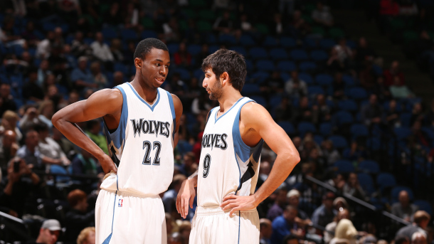 足球中超新外援亮相，身体对抗惊人（中超新外援首秀，身体对抗震撼全场）