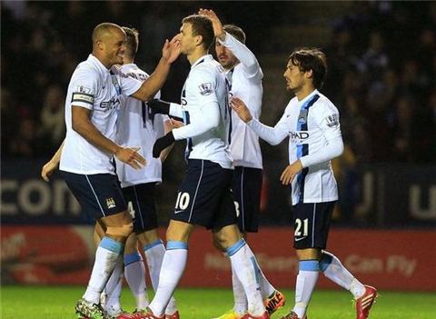 曼城对阵水晶宫，争夺英超争四及争冠席位，双方势均力敌，比赛充满看点。（曼城对决水晶宫：英超争四与争冠焦点战，双方势均力敌看点十足）