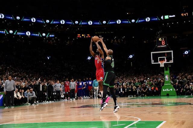 身体素质劲爆！塔克&桑普森新赛季首秀合砍26分11板3助（爆发力拉满！塔克与桑普森首战携手砍下26分11篮板3助攻）