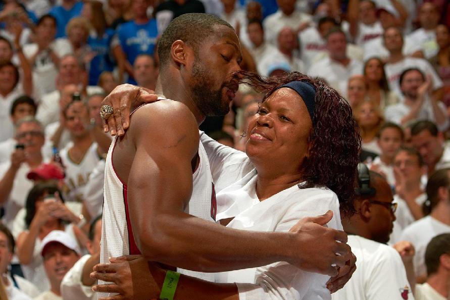 库里谈与斯潘塞搭档：只要是球商高的球员，我就能和他搭档（库里谈与斯潘塞合作：球商高的球员都能与我搭档）